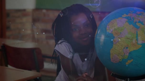 Jaringan Koneksi Melalui Beragam Siswa Belajar Geografi Menggunakan Bola Dunia — Stok Video
