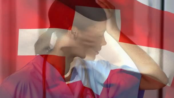 Zwitserland Vlag Zwaaiend Tegen Gestresste Afrikaanse Amerikaanse Vrouwelijke Gezondheidswerker Het — Stockvideo