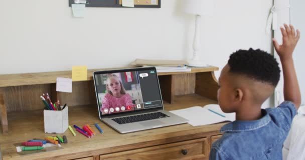 Afrykański Amerykanin Podnosi Rękę Podczas Rozmowy Wideo Laptopie Kształcenie Odległość — Wideo stockowe