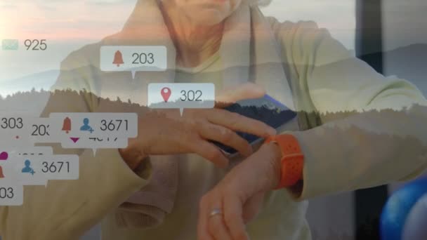 Digitální ikony s rostoucími počty starších žen pomocí smartphonu proti městskému prostředí. sociální sítě a koncept technologie