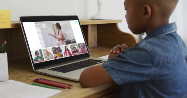 一个拿着铅笔的非裔美国男孩在家里的笔记本电脑上有一个视频会议 远程学习和网上教育概念 — 图库视频影像