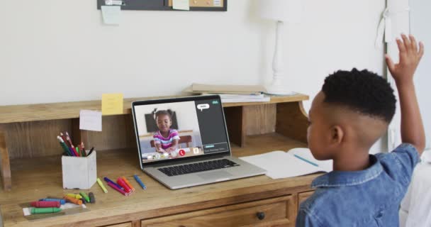 Niño Afroamericano Levantando Las Manos Mientras Tiene Una Videollamada Portátil — Vídeos de Stock