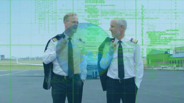 在机场跑道上行走的两名高加索飞行员的旋转地球仪和数据处理 航空和航空旅行概念 — 图库视频影像