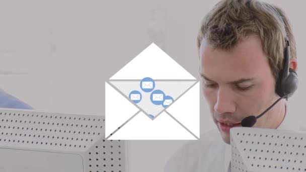 Animazione Icone Mail Sopra Uomo Che Indossa Cuffie Del Telefono — Video Stock