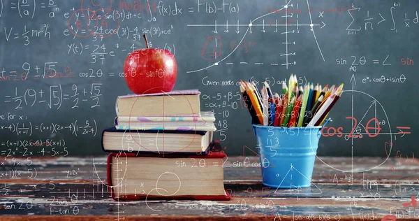 Afbeelding Van Wiskundige Vergelijkingen Boeken Appel Kleurpotloden Met Schoolbord Achtergrond — Stockfoto