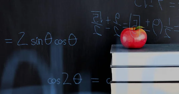 Червоне Яблуко Купі Книг Час Математичні Рівняння Графіки Екрані Темному — стокове фото