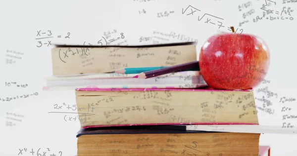 Imagem Fórmulas Matemáticas Sobre Pilha Livros Maçã Fundo Conceito Educação — Fotografia de Stock