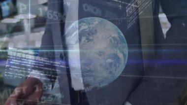 Havaalanında yürüyen pasaportlu bir işadamının orta kesimine karşı borsa veri işlemesi. küresel ekonomi ve iş kavramı