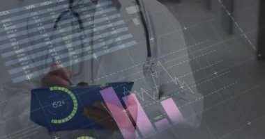 Erkek doktorla ilgili istatistik ve veri işleme animasyonu. küresel tıp, sağlık hizmetleri, dijital arayüz ve teknoloji konsepti dijital olarak oluşturulmuş video.