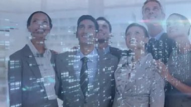 Mozaik kareli birden fazla ekran farklı iş adamlarına bakıp ofise gülümsüyor. iş teknolojisi ve takım çalışması kavramı