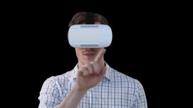 VR kulaklık takan, sanal arayüz kullanan ve siyah arka planda gülümseyen bir adamın animasyonu. dijital arayüz teknolojisi, veri işleme ve küresel iletişim konsepti dijital olarak oluşturulmuş video.