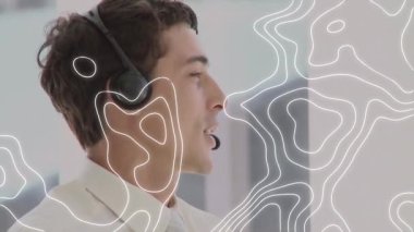 Telefon kulaklığı takan adamın hareketli çizgileri. küresel iş, dijital arayüz ve teknoloji konsepti dijital olarak oluşturulmuş video.