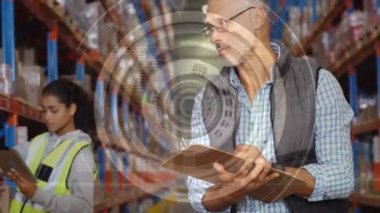 Depoda panoya yazı yazan kadın ve erkeğin tarama ve veri işleme animasyonları. küresel sevkiyat, dağıtım ve bağlantılar konsepti dijital olarak oluşturulmuş video.