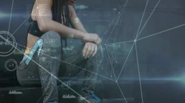 Bağlantılar ve veri işleme ağı merdivenlerde oturan yorgun, Afro-Amerikan formda bir kadın üzerinde. Spor, spor ve teknoloji konsepti