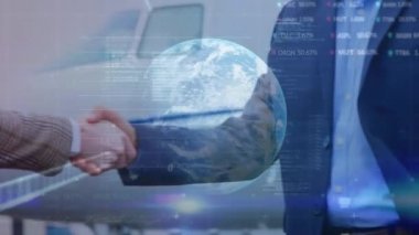 Havaalanında el sıkışan iki iş adamının orta kesimine karşı borsa veri işleme. küresel ekonomi ve iş ortaklığı kavramı