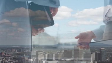 İş kadını ve iş kadınının orta kesimi şehir manzarası için el sıkışıyor. iş ortaklığı ve teknoloji kavramı