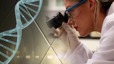 Laboratuvarda kadın bilim adamının üzerinde dönen DNA iplikçiklerinin canlandırması. Bilim ve araştırma konsepti dijital olarak oluşturulmuş video.