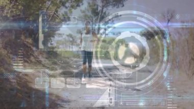 Dijital ekran animasyonu ve uygun bir kadının koşması üzerine veri işleme. global spor, fitness ve veri işleme konsepti dijital olarak oluşturulmuş video.