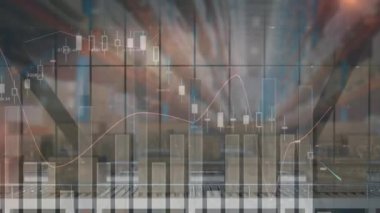 Depodaki taşıma bantlarındaki kutuların üzerinden finansal veri işleme animasyonu. küresel sevkiyat, dağıtım ve bağlantılar konsepti dijital olarak oluşturulmuş video.