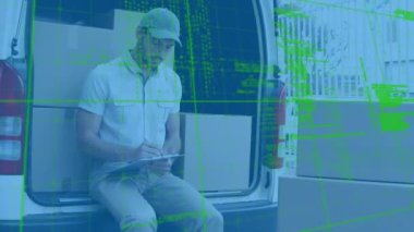 Minibüste oturan beyaz teslimatçı hakkında veri işleme yapılıyor. lojistik ve ulaşım sektörü kavramı