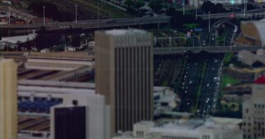 Şehir manzarası üzerinde finansal veri işleme animasyonu. küresel finansman, iş ve veri işleme kavramı dijital olarak oluşturulmuş video.