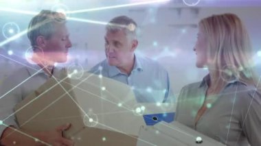 Ofiste gülümseyen dosya belgelerini tutan iş kadınlarına karşı parlayan bir ağ. küresel ağ ve iş teknolojisi kavramı