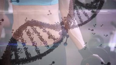 Güçlü bir kadının egzersiz yapması üzerine DNA iplikçiklerinin dönüşünün ve veri işlemesinin animasyonu. global spor, fitness, sağlıklı yaşam tarzı ve dijital olarak üretilen veri işleme konsepti.