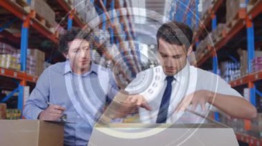 Depoda çalışan adamların taranması ve veri işlemesinin animasyonu. küresel sevkiyat, dağıtım ve bağlantılar konsepti dijital olarak oluşturulmuş video.