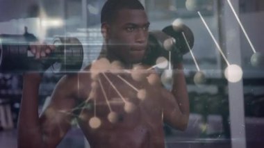 Güçlü bir adamın egzersiz yapması üzerine DNA iplikçiklerinin dönüşünün ve veri işlemesinin animasyonu. global spor, fitness, sağlıklı yaşam tarzı ve dijital olarak üretilen veri işleme konsepti.