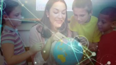 İlkokulda öğrencilere coğrafya öğreten kadın öğretmen üzerindeki bağlantılar. Okula ve eğitim konseptine dönüş