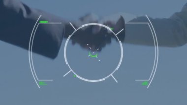 İş adamı ve iş kadınının orta kesimindeki el sıkışma taramasında arıza çıktı. iş ortaklığı ve teknoloji kavramı