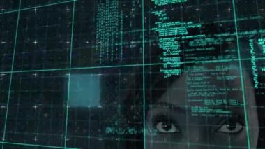 Kameraya bakan kadının veri işleme animasyonu. dijital arayüz, iletişim ve teknoloji konsepti dijital olarak oluşturulmuş video.