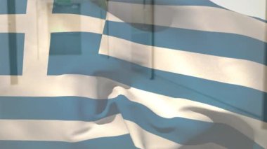 Hastanedeki Kafkasyalı kadın sağlık çalışanı üzerinde sallanan Yunan bayrağının dijital kompozisyonu. Sağlık ve Tıp Konsepti.