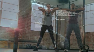 Spor salonunda kettlebell 'le çalışan melez bir çifte karşı tıbbi veri işleme. Spor ve spor teknolojisi kavramı