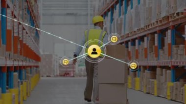 Depoda çalışan adamın üzerindeki simgelerle bağlantı ağının animasyonu. küresel sevkiyat, dağıtım ve bağlantılar konsepti dijital olarak oluşturulmuş video.