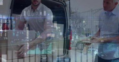 Kamyonetinde posta kutularını istiflemekte olan beyaz postacı hakkında veri işleme yapan ekranlar. lojistik ve ulaşım sektörü kavramı