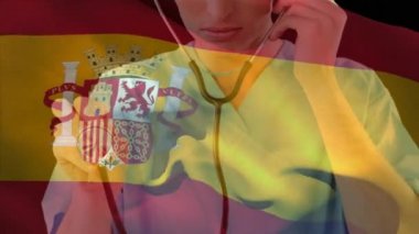 Stetoskop tutan beyaz kadın sağlık görevlisine karşı İspanya bayrağının dijital bileşimi. Sağlık ve Tıp Konsepti.