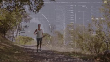 Dijital ekran animasyonu ve uygun bir kadının koşması üzerine veri işleme. global spor, fitness ve veri işleme konsepti dijital olarak oluşturulmuş video.