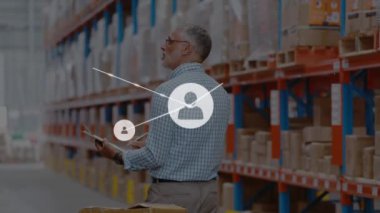 Depoda çalışan adamın üzerindeki simgelerle bağlantı ağının animasyonu. küresel sevkiyat, dağıtım ve bağlantılar konsepti dijital olarak oluşturulmuş video.