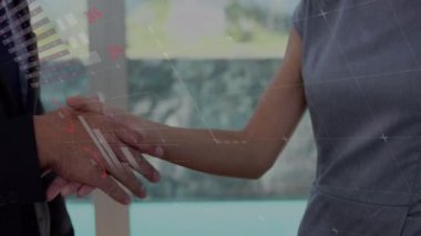 İş adamı ve iş kadınının orta kesimine karşı istatistiksel veri işleme el sıkışıyor. küresel ekonomi ve iş ortaklığı kavramı