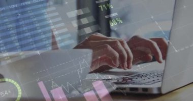 Dizüstü bilgisayar kullanan bir kadının istatistik ve veri işleme animasyonu. küresel iş, dijital arayüz ve teknoloji konsepti dijital olarak oluşturulmuş video.