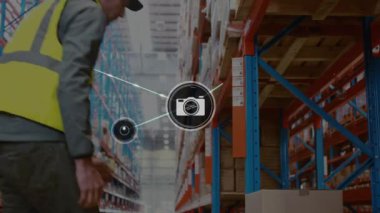 Depoda çalışan adamın üzerindeki simgelerle bağlantı ağının animasyonu. küresel sevkiyat, dağıtım ve bağlantılar konsepti dijital olarak oluşturulmuş video.