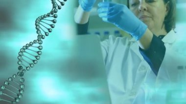 Laboratuvarda kadın bilim adamının üzerinde dönen DNA iplikçiklerinin canlandırması. Bilim ve araştırma konsepti dijital olarak oluşturulmuş video.