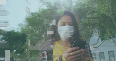 Sokakta akıllı telefon kullanarak yüz maskesi takan kadına karşı veri işleme ekranları. Coronavirus covid-19 salgın konsepti