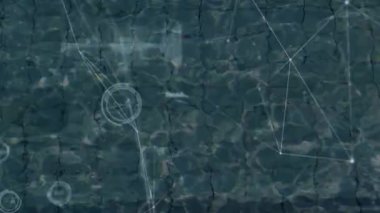 Yüzen kadın yüzücünün üzerindeki bağlantı ağının animasyonu. global spor, fitness ve veri işleme konsepti dijital olarak oluşturulmuş video.