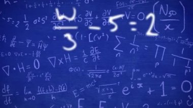 Mavi arka planda hareket eden matematiksel denklemlerin animasyonu. okul, eğitim ve öğrenim konsepti dijital olarak oluşturulmuş video.