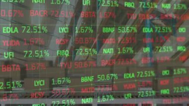 Depodaki taşıma bantlarındaki kutuların üzerindeki borsa animasyonları. küresel sevkiyat, dağıtım ve bağlantılar konsepti dijital olarak oluşturulmuş video.