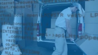 Beyaz bir kuryenin minibüsünde posta kutularını istiflemesine karşı veri işleme. lojistik ve ulaşım sektörü kavramı