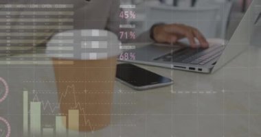 Dizüstü bilgisayarla insan üzerinde istatistik ve veri işleme animasyonu. küresel iş, dijital arayüz ve teknoloji konsepti dijital olarak oluşturulmuş video
