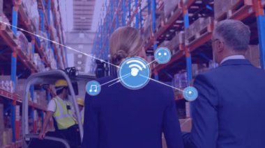 Beyaz erkek ve kadın yöneticilere karşı dijital ikonlar ağı depoda tartışıyor. lojistik ve ulaşım sektörü kavramı